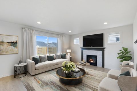 Tiny photo for 1723 NW Upas Place, Redmond, OR 97756 (MLS # 220212285)