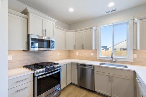 Tiny photo for 1723 NW Upas Place, Redmond, OR 97756 (MLS # 220212285)