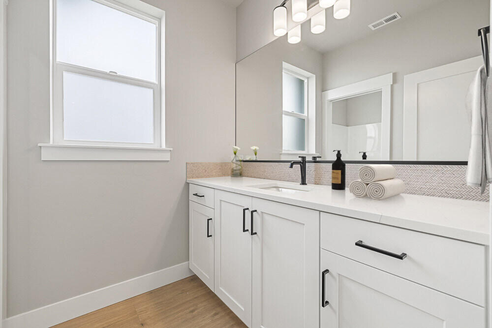 3973 NE Oakside Loop
