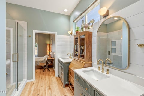 Tiny photo for 990 Victoria Falls Drive, Redmond, OR 97756 (MLS # 220224064)