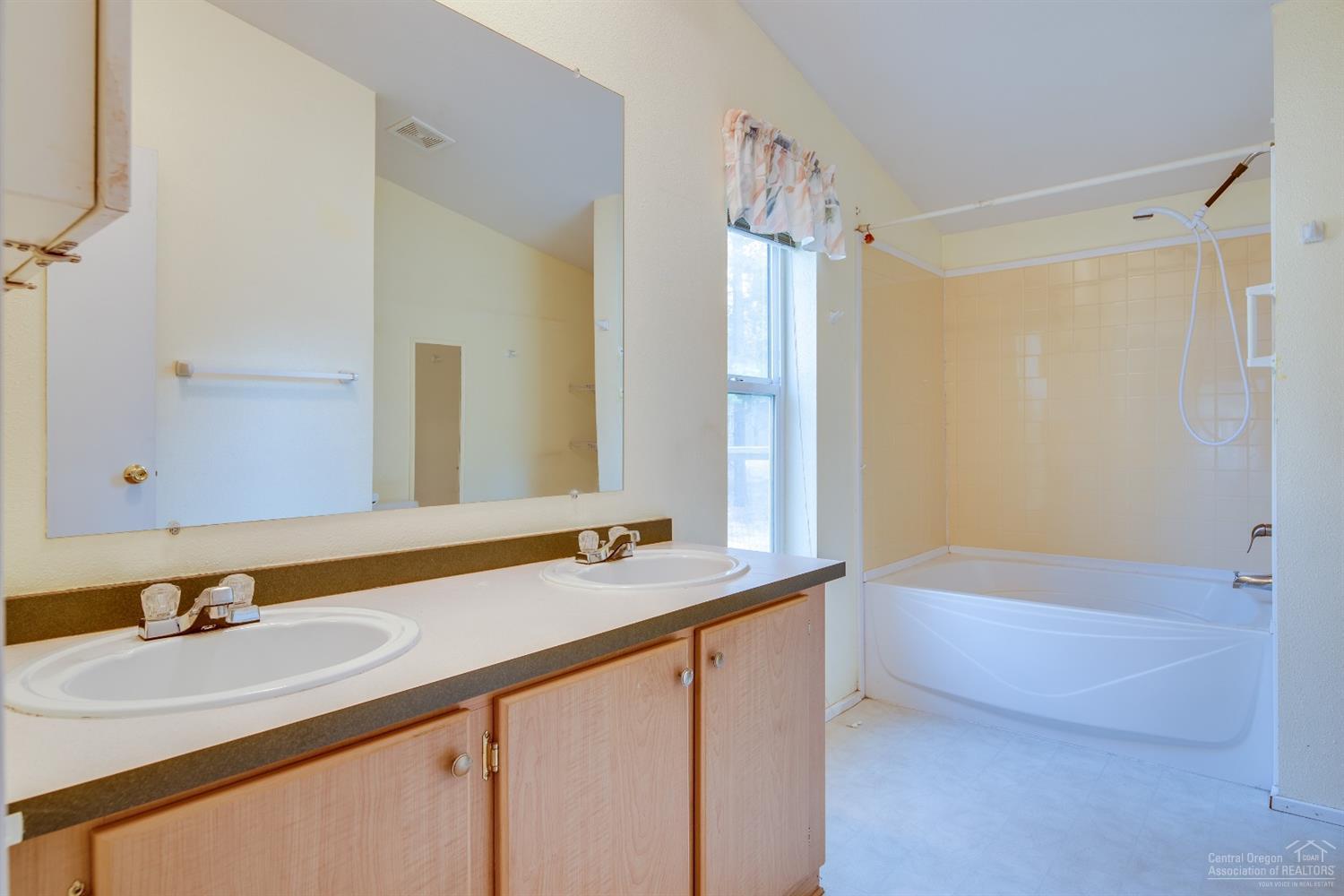 Los Pinos - Residential