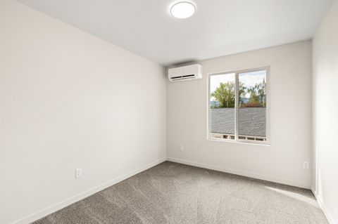 Tiny photo for 2024 Sunset Drive #1, Medford, OR 97501 (MLS # 220220234)