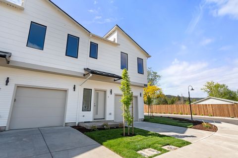 Tiny photo for 2024 Sunset Drive #1, Medford, OR 97501 (MLS # 220220234)