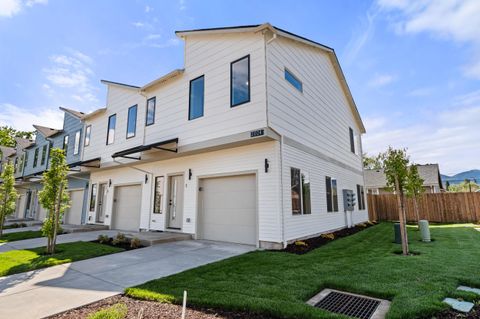 Tiny photo for 2024 Sunset Drive #1, Medford, OR 97501 (MLS # 220220234)