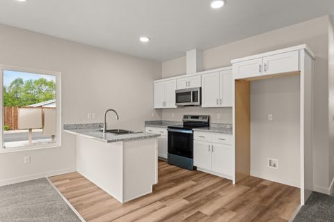 Tiny photo for 2024 Sunset Drive #1, Medford, OR 97501 (MLS # 220220234)