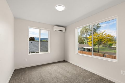 Tiny photo for 2024 Sunset Drive #1, Medford, OR 97501 (MLS # 220220234)