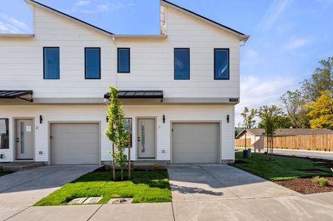 Photo of 2024 Sunset Drive #1, Medford, OR 97501 (MLS # 220220234)