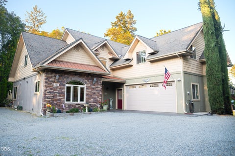 Photo of 347 Peckerwood Lane, Grants Pass, OR 97527 (MLS # 220227481)