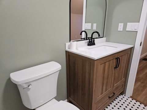 Tiny photo for 221 Hillside Avenue, Klamath Falls, OR 97601 (MLS # 220210896)