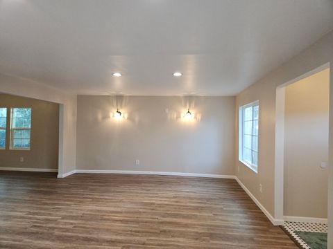 Tiny photo for 221 Hillside Avenue, Klamath Falls, OR 97601 (MLS # 220210896)