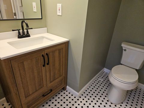 Tiny photo for 221 Hillside Avenue, Klamath Falls, OR 97601 (MLS # 220210896)