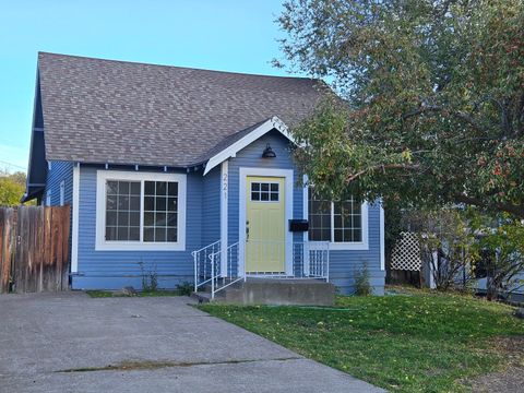 Photo of 221 Hillside Avenue, Klamath Falls, OR 97601 (MLS # 220210896) Photo of 221 Hillside Avenue, Klamath Falls, OR 97601 (MLS # 220210896)