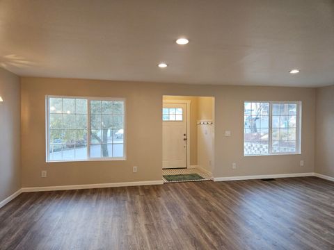 Tiny photo for 221 Hillside Avenue, Klamath Falls, OR 97601 (MLS # 220210896)
