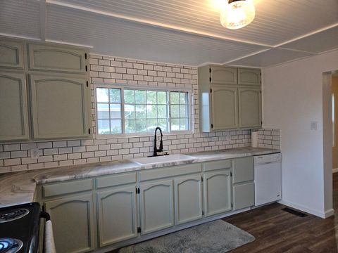 Tiny photo for 221 Hillside Avenue, Klamath Falls, OR 97601 (MLS # 220210896)