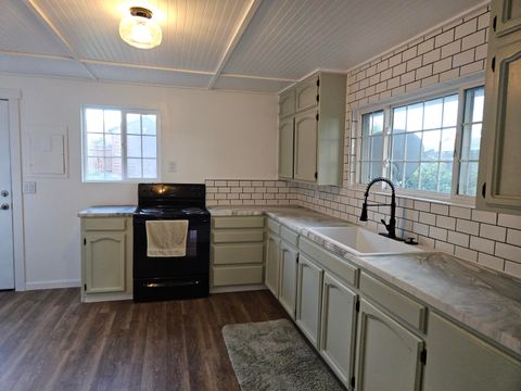 Tiny photo for 221 Hillside Avenue, Klamath Falls, OR 97601 (MLS # 220210896)