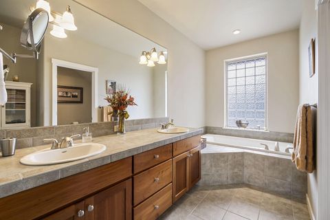 Tiny photo for 679 Sage Country Court, Redmond, OR 97756 (MLS # 220219608)