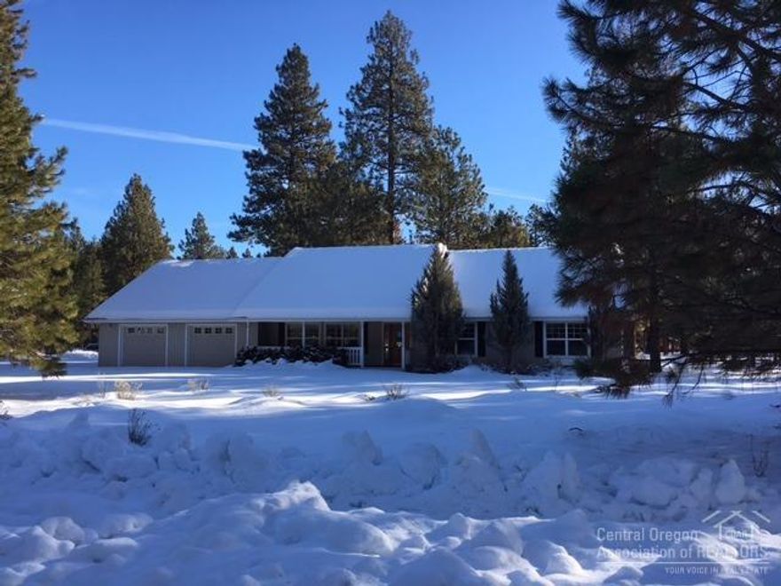 Country style home in Tollgate with living room, kitchen with dining area, granite tile kitchen counters, large pantry, skylights, oak cabinets, upstairs bonus room with office area and window overlooking common area, separation of bedrooms, covered front porch, fenced in back yard.