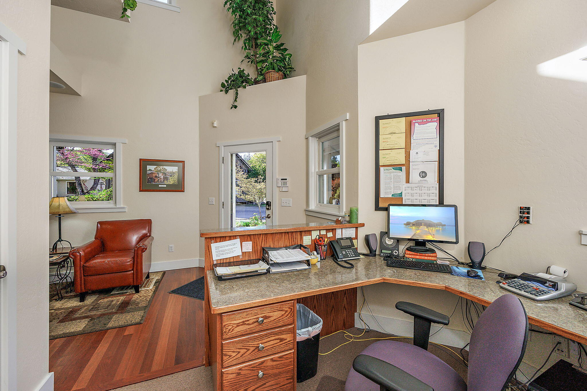 Main image without alt text