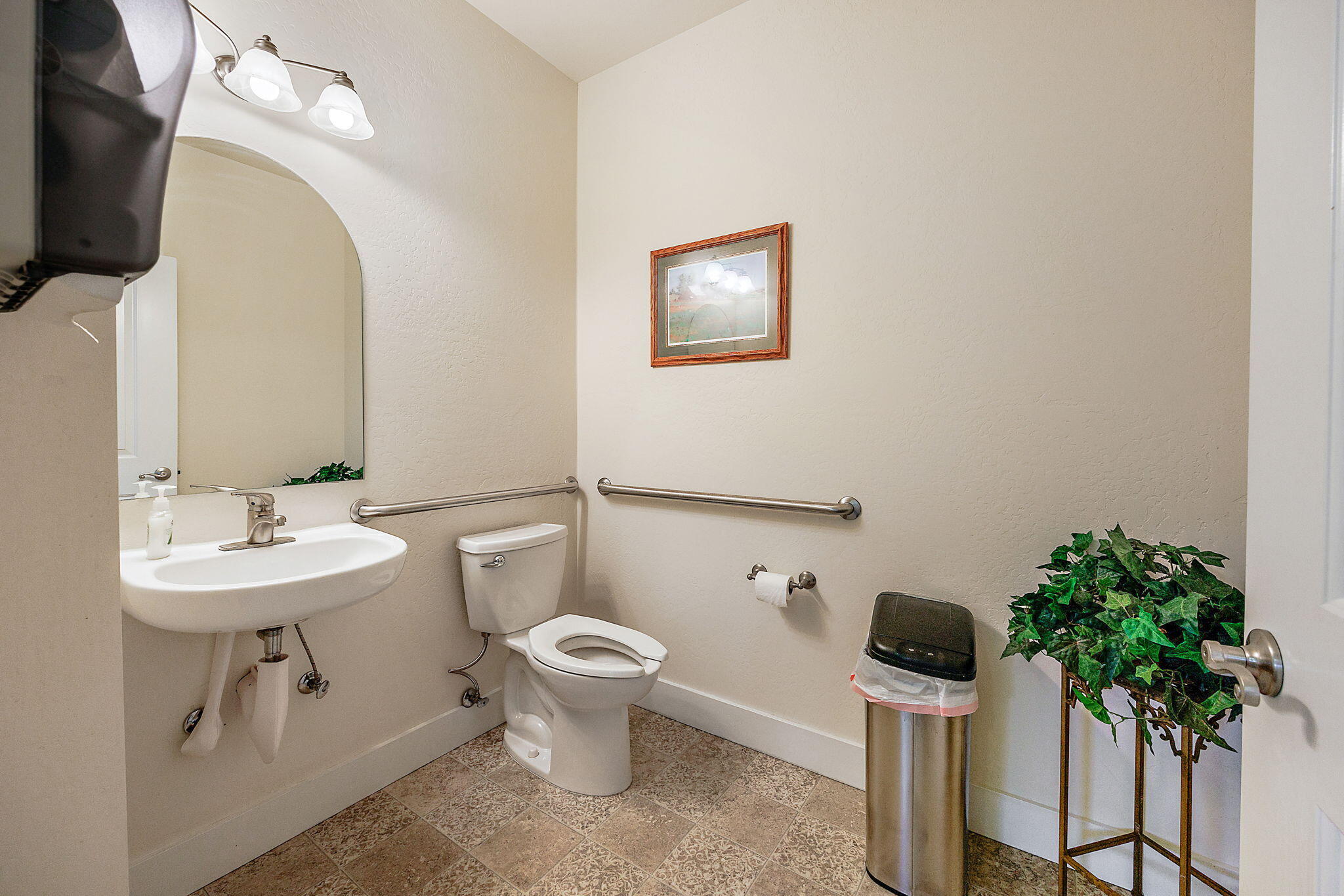 Main image without alt text