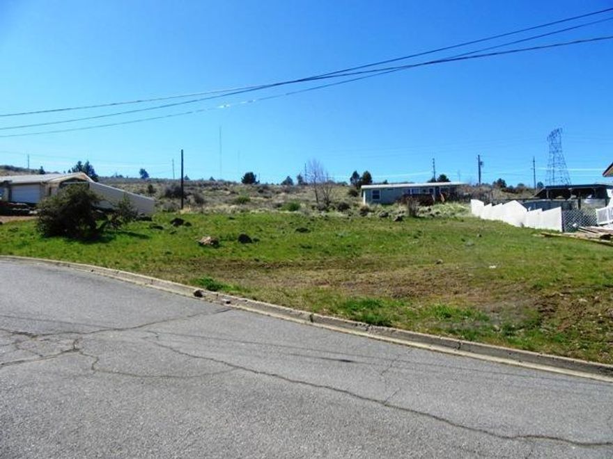 Lake view Lots! Build your perfect home with these deep city lots overlooking downtown lake area of Klamath Falls.Has a decent slope to it.. City water, city sewer and power on street. Buyer to do own due diligence. There may ben atural gas and fiber optics in street.