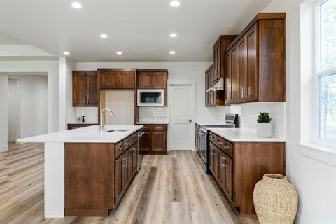 Tiny photo for 1217 Vine Maple Drive, Klamath Falls, OR 97601 (MLS # 220215648)