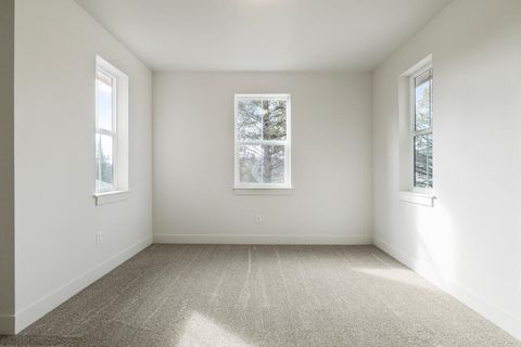 Tiny photo for 1217 Vine Maple Drive, Klamath Falls, OR 97601 (MLS # 220215648)