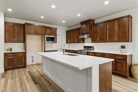 Tiny photo for 1217 Vine Maple Drive, Klamath Falls, OR 97601 (MLS # 220215648)