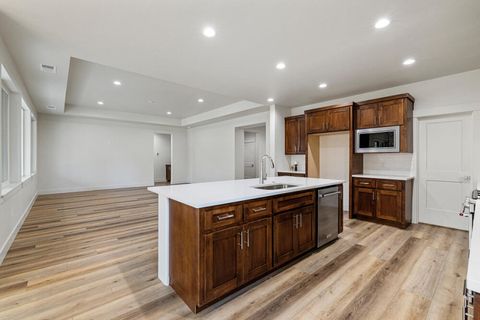 Tiny photo for 1217 Vine Maple Drive, Klamath Falls, OR 97601 (MLS # 220215648)