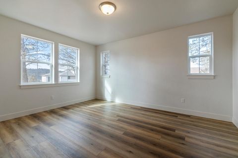 Tiny photo for 1217 Vine Maple Drive, Klamath Falls, OR 97601 (MLS # 220215648)