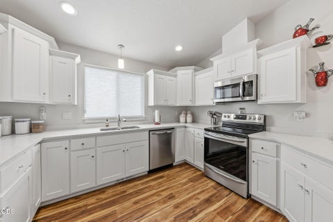 Tiny photo for 403 Berglund Street, Rogue River, OR 97537 (MLS # 220222672)