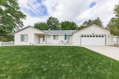 Photo of 403 Berglund Street, Rogue River, OR 97537 (MLS # 220222672)