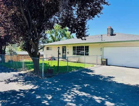 Photo of 1814 Carlson Drive, Klamath Falls, OR 97603 (MLS # 220227018)