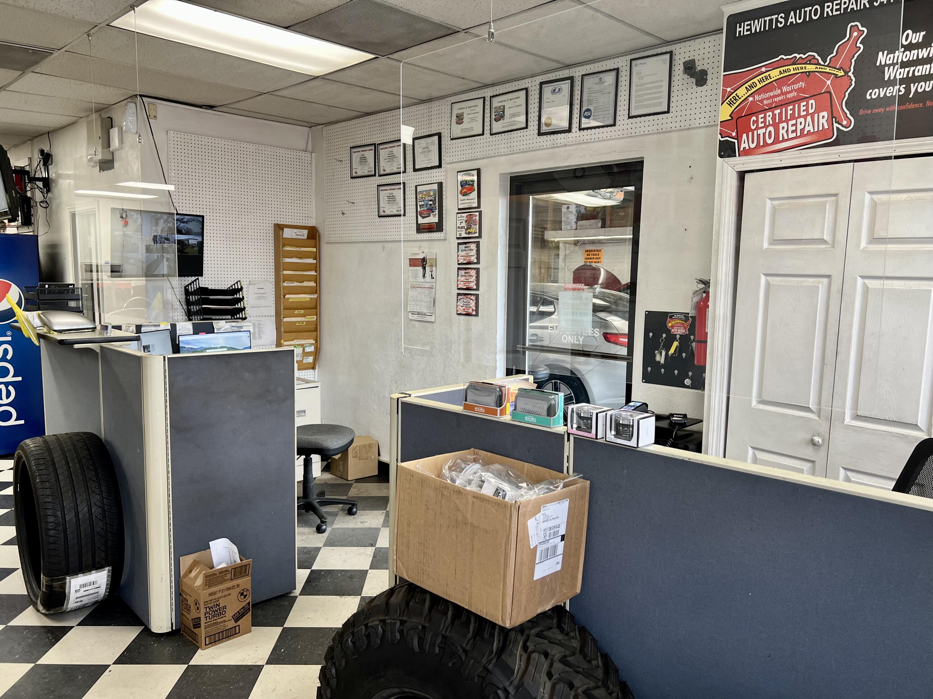 Main image without alt text