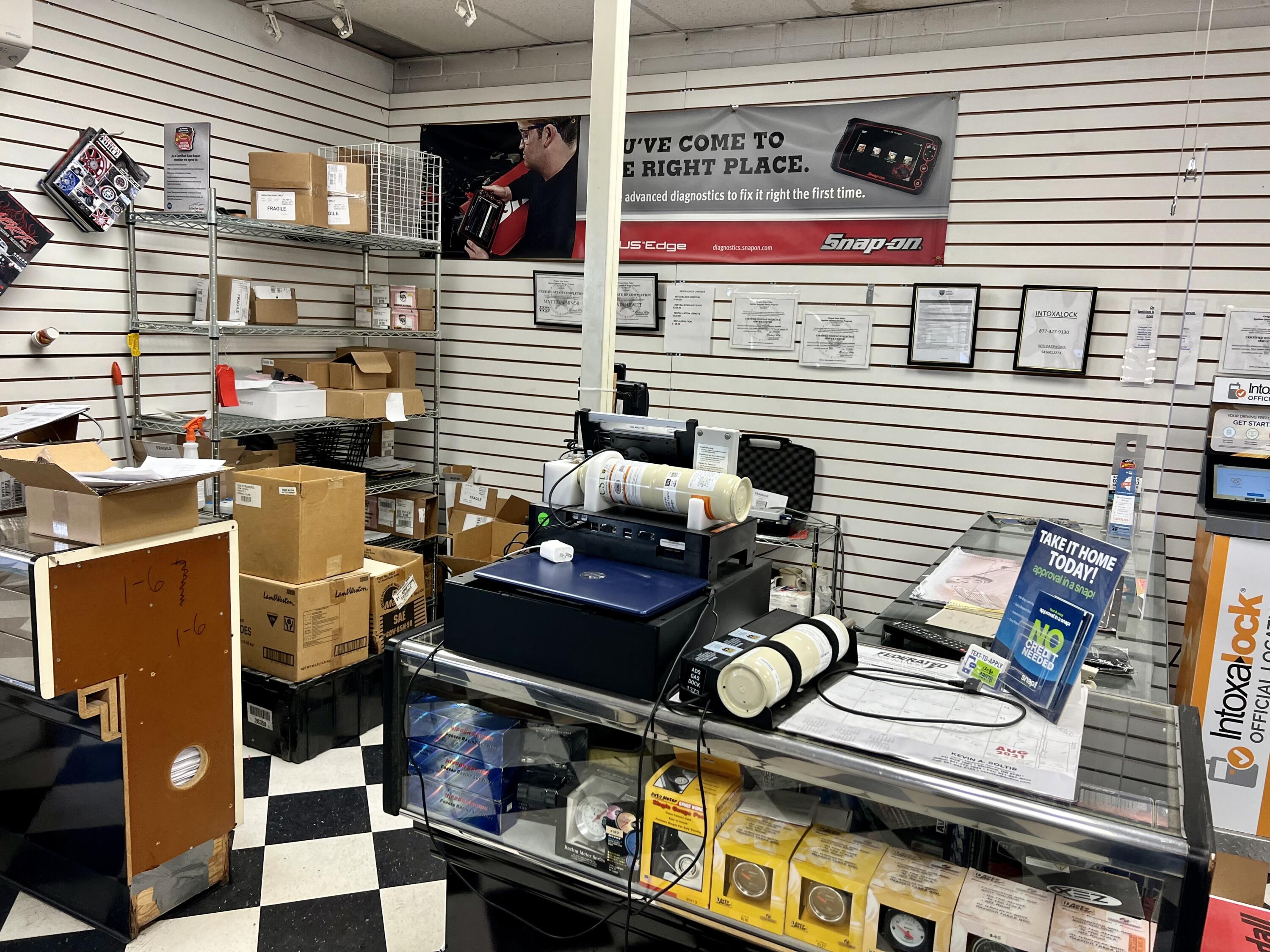 Main image without alt text