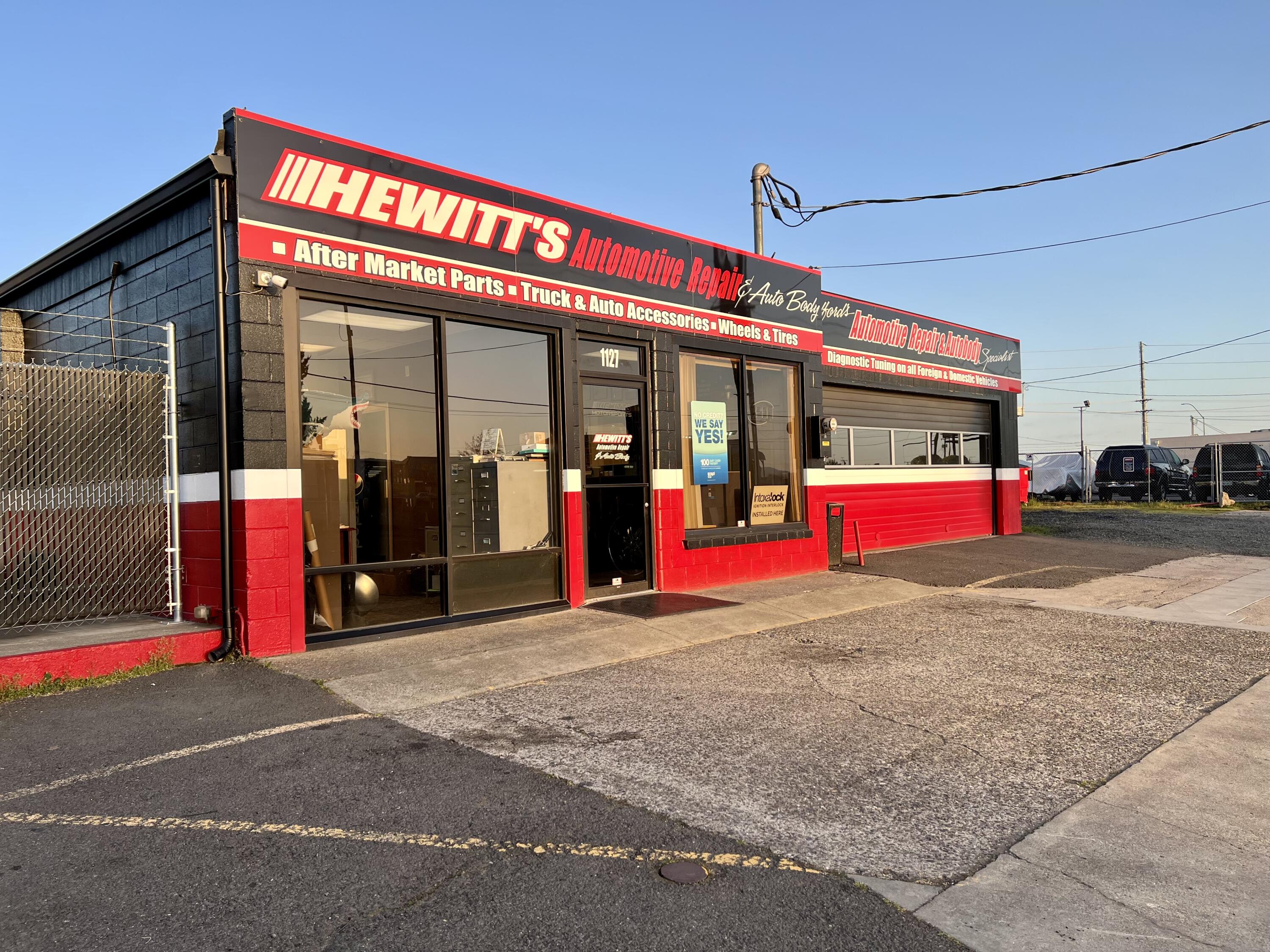 Main image without alt text