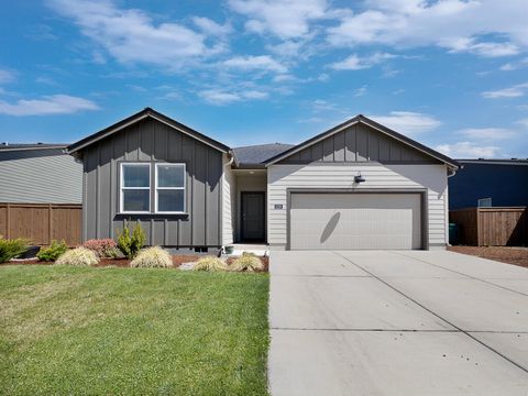 Photo of 5229 Amberview Lane, Klamath Falls, OR 97603 (MLS # 220219806)
