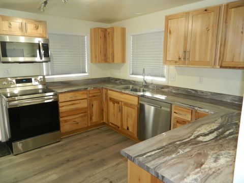 Tiny photo for 2415 California Avenue, Klamath Falls, OR 97601 (MLS # 220212362)