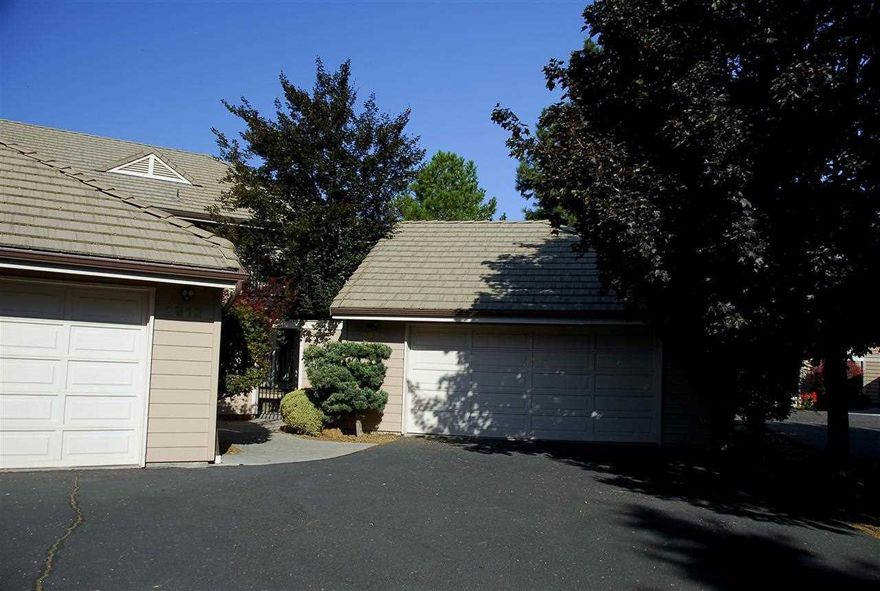 Waterfront Condominium In Desirable Harbor Isles. Views North With Fantastic Sunsets. This Condo Was A Corporate Unit- Excellent Condition And Newer Carpeting. 4 Bedroom Although One Does Not Have A Closet, But Could Be Easily Added To A Place Space That Is Already Present. Close To 18-hole Golf Course, Restaurant, And Tennis Fitness Center. Only Minutes From Oit, Sky Lakes Hospital, And Downtown. Ease Of Maintenance With Hoa Taking Care Of Exterior.
