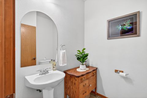 Tiny photo for 2011 Spruce Way, Medford, OR 97501 (MLS # 220220160)