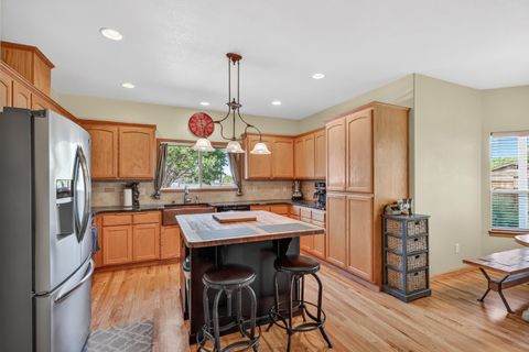 Tiny photo for 2011 Spruce Way, Medford, OR 97501 (MLS # 220220160)