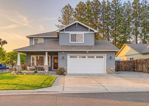 Photo of 2011 Spruce Way, Medford, OR 97501 (MLS # 220220160)