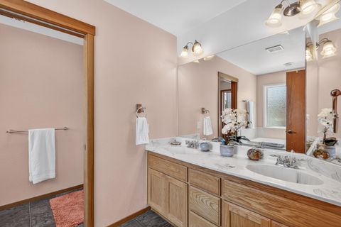 Tiny photo for 2011 Spruce Way, Medford, OR 97501 (MLS # 220220160)