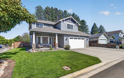 Tiny photo for 2011 Spruce Way, Medford, OR 97501 (MLS # 220220160)