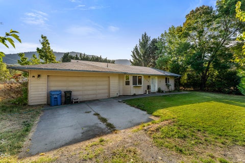 Photo of 355 Cheslock Road, Grants Pass, OR 97527 (MLS # 220228937)