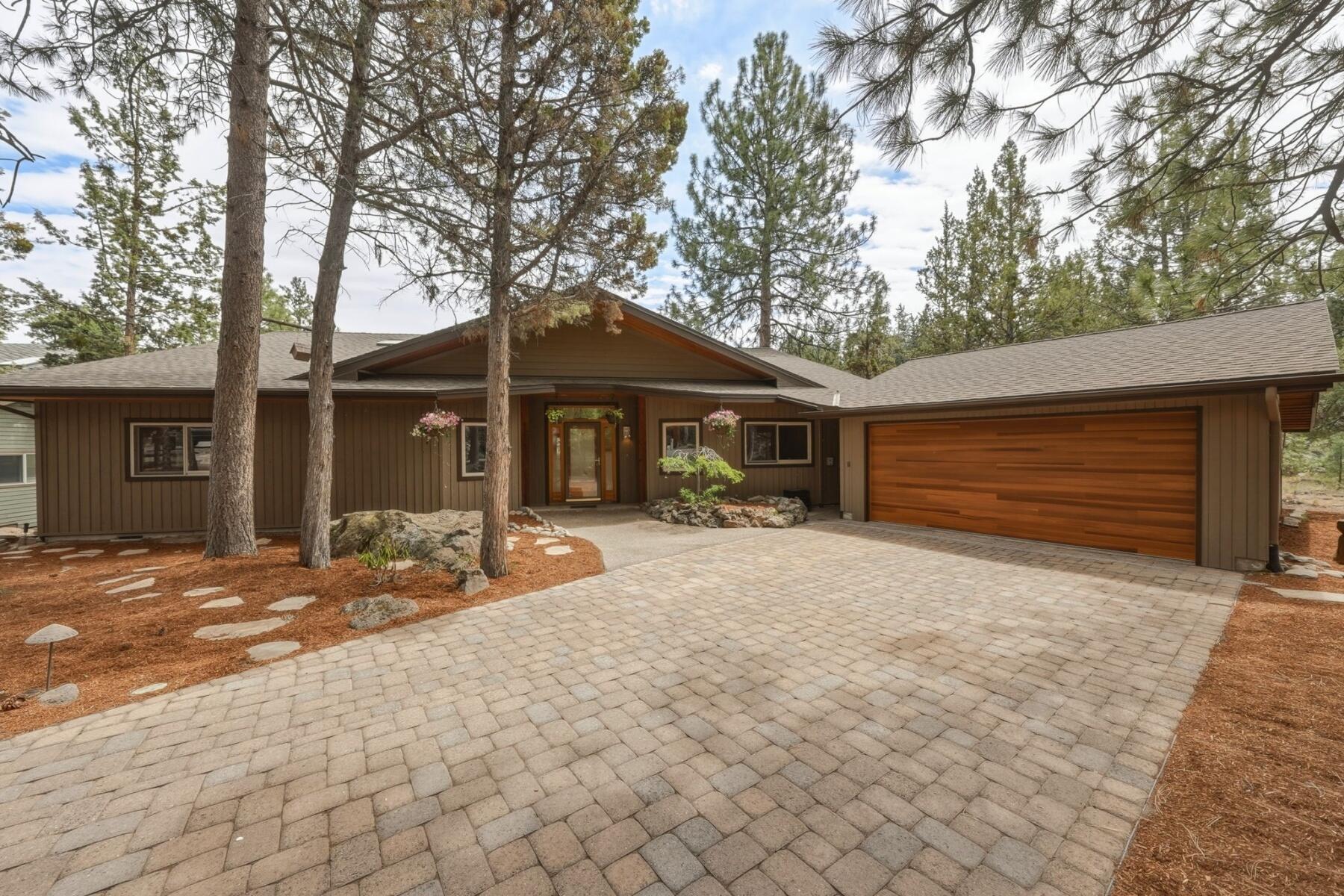 637 NW Silver Buckle Road