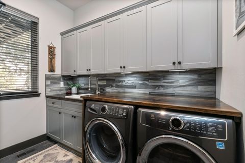 Tiny photo for 10258 Sundance Ridge Loop, Redmond, OR 97756 (MLS # 220217706)