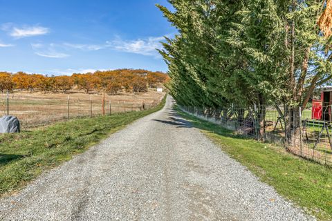 Tiny photo for 5977 Dark Hollow Road, Medford, OR 97501 (MLS # 220211955)