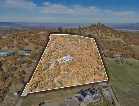 Tiny photo for 5977 Dark Hollow Road, Medford, OR 97501 (MLS # 220211955)