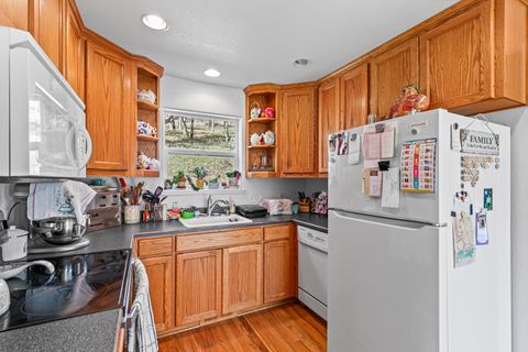 Tiny photo for 5977 Dark Hollow Road, Medford, OR 97501 (MLS # 220211955)