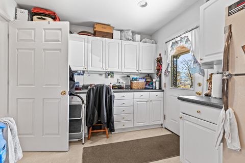 Tiny photo for 5977 Dark Hollow Road, Medford, OR 97501 (MLS # 220211955)